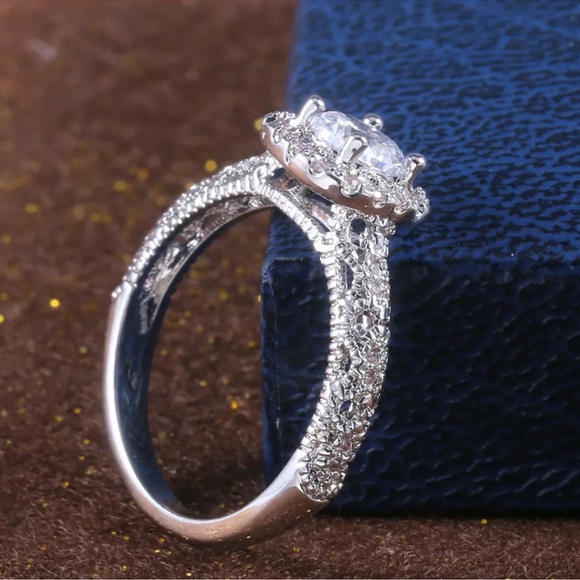 Elegant 925 Silver Round Cut Cubic Zirconia Ring - Picture 3 of 5